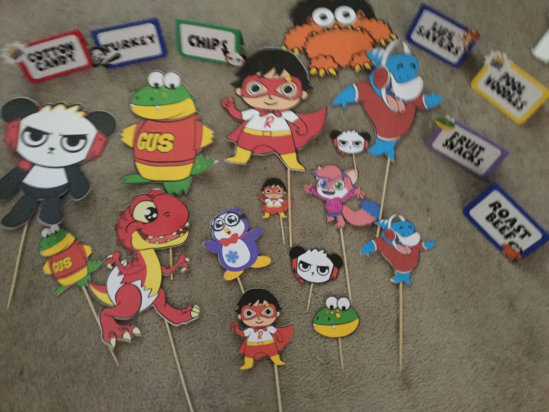 Used Ryan’s World picks food tents and cupcake toppers