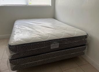 NEW MATTRESS QUEEN SIZE PLUSH WITH BOX SPRING