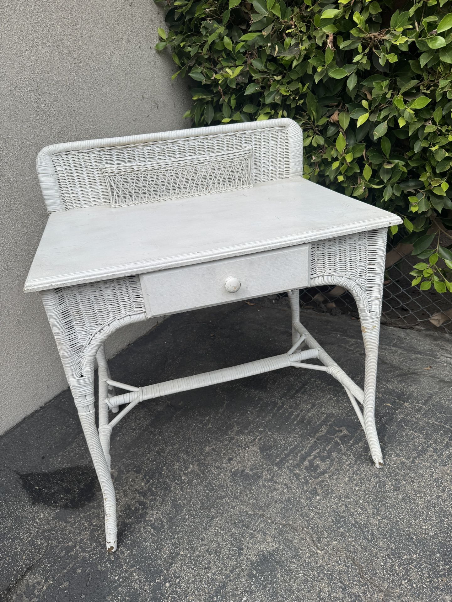 Cute Vintage White Wicker Writing Desk – Cottage / Boho Style