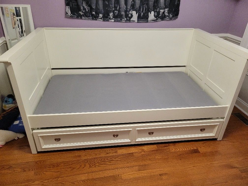 White Daybed