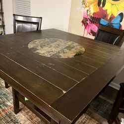 Table/chairs/ Bench 