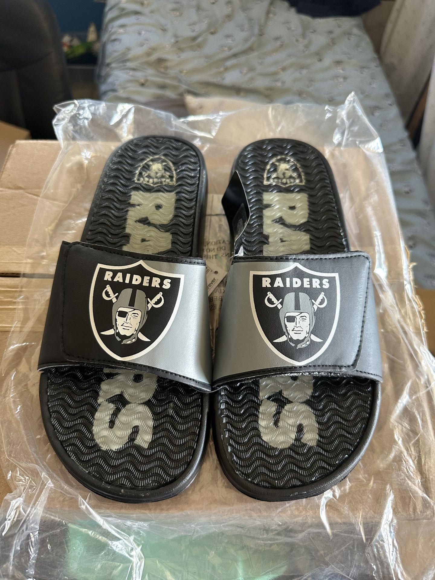 LV Raiders Size M 9-10 Slides