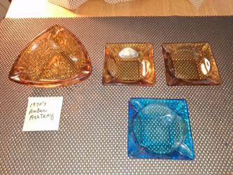Vintage ashtrays.. selling as a bundle. Excellent condition! All sales final.