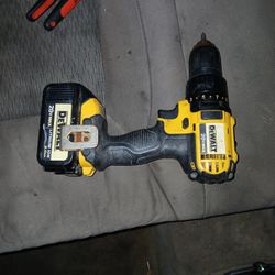 Dewault  Power Drill With A Battery Included