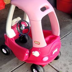 CARITO LITTLE TIKES  PARA NINAS USADO PERO TRABAJA  BIEN BUENAS CONDISIONES  PARA LAS EDADES DE  2 A 4 ANOS