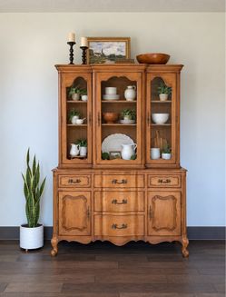 Vintage Authentic Thomasville French Provincial China Cabinet / Hutch / Dresser – Solid Wood