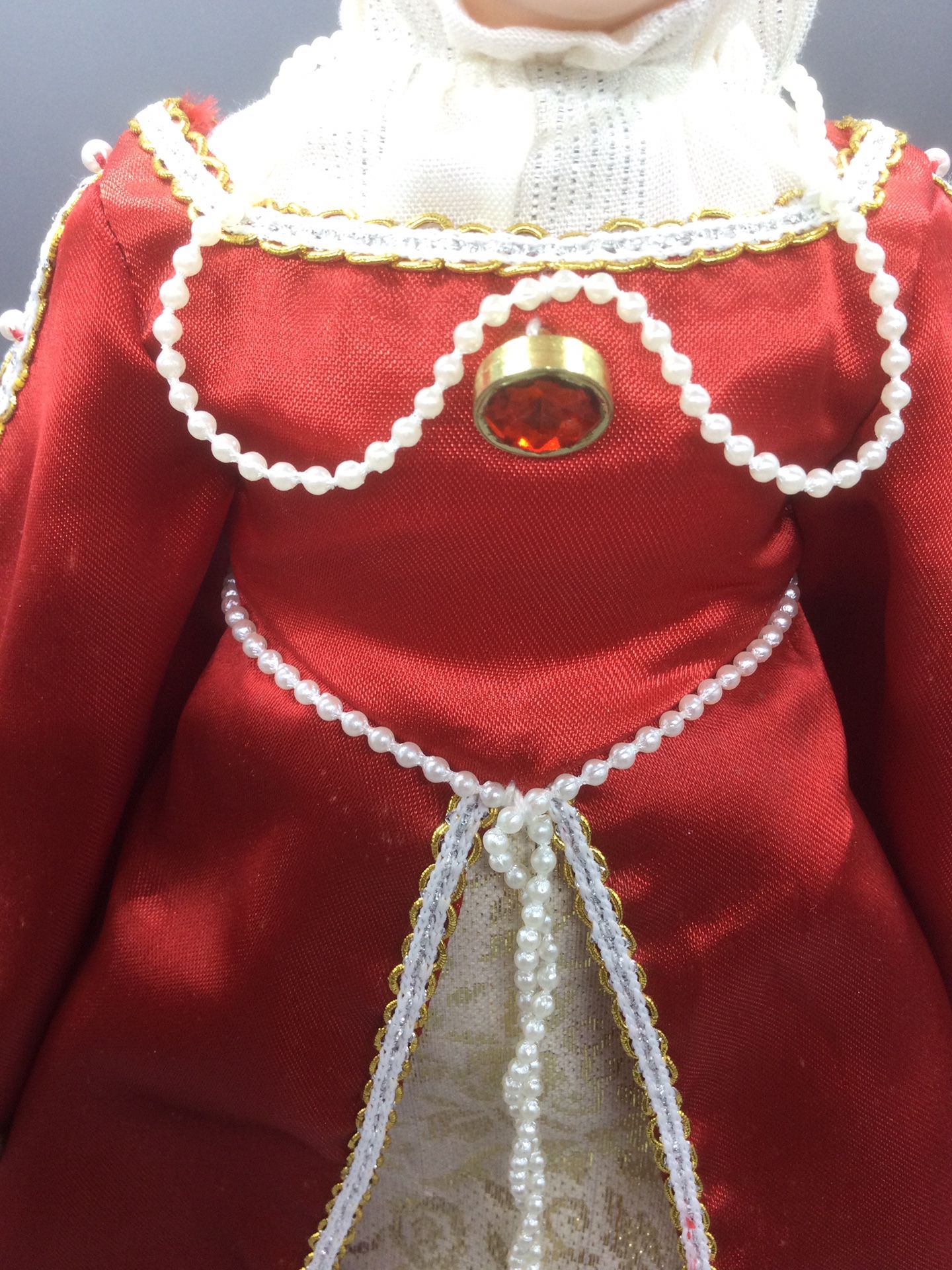 EFFANBEE THE NEW WORLD COLLECTION QUEEN ISABELLA DOLL RETIRED Renaissance Dress. Condition is "Used, it has some small spots on the dress". 15 inch