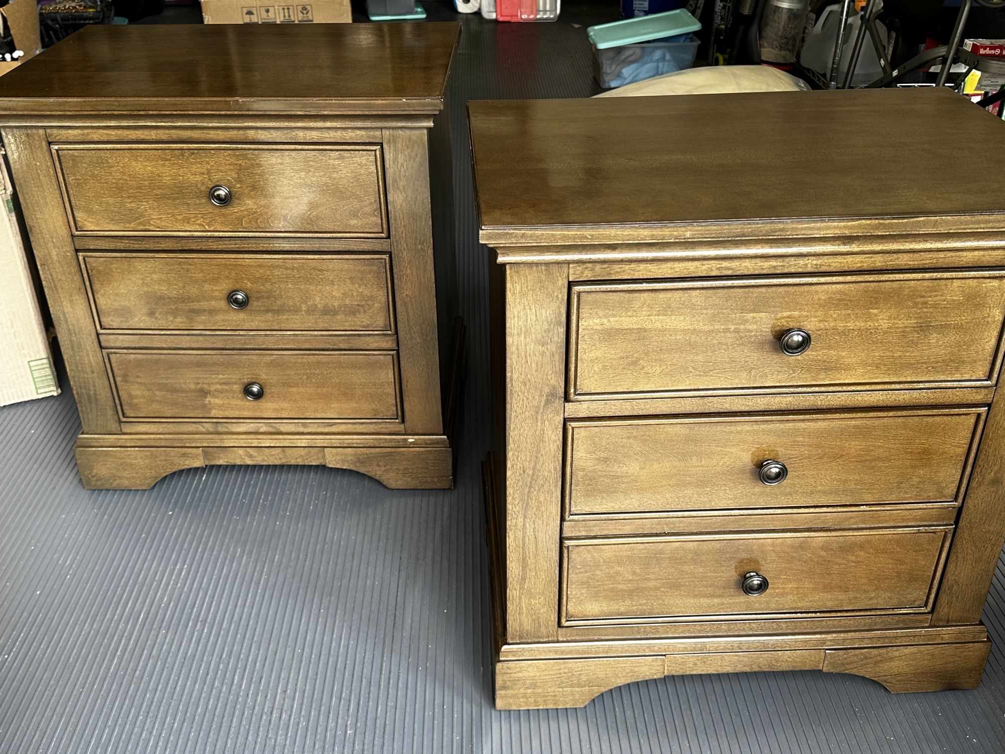 Set Of 2 Nightstands 