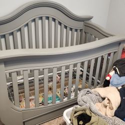 Baby Apple Seed Crib. FOR SALE NEED GONE!!!