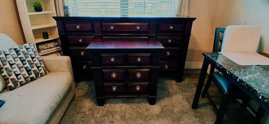 Looking to sell these they can be used to store clothes and stuff you don't know where else to put think of it as a storage we have 2 small draws and
