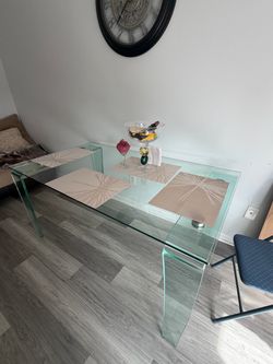 Glass Dining table 4 o 6 people  no chairs included