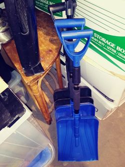 Retractable plastic ice shovel