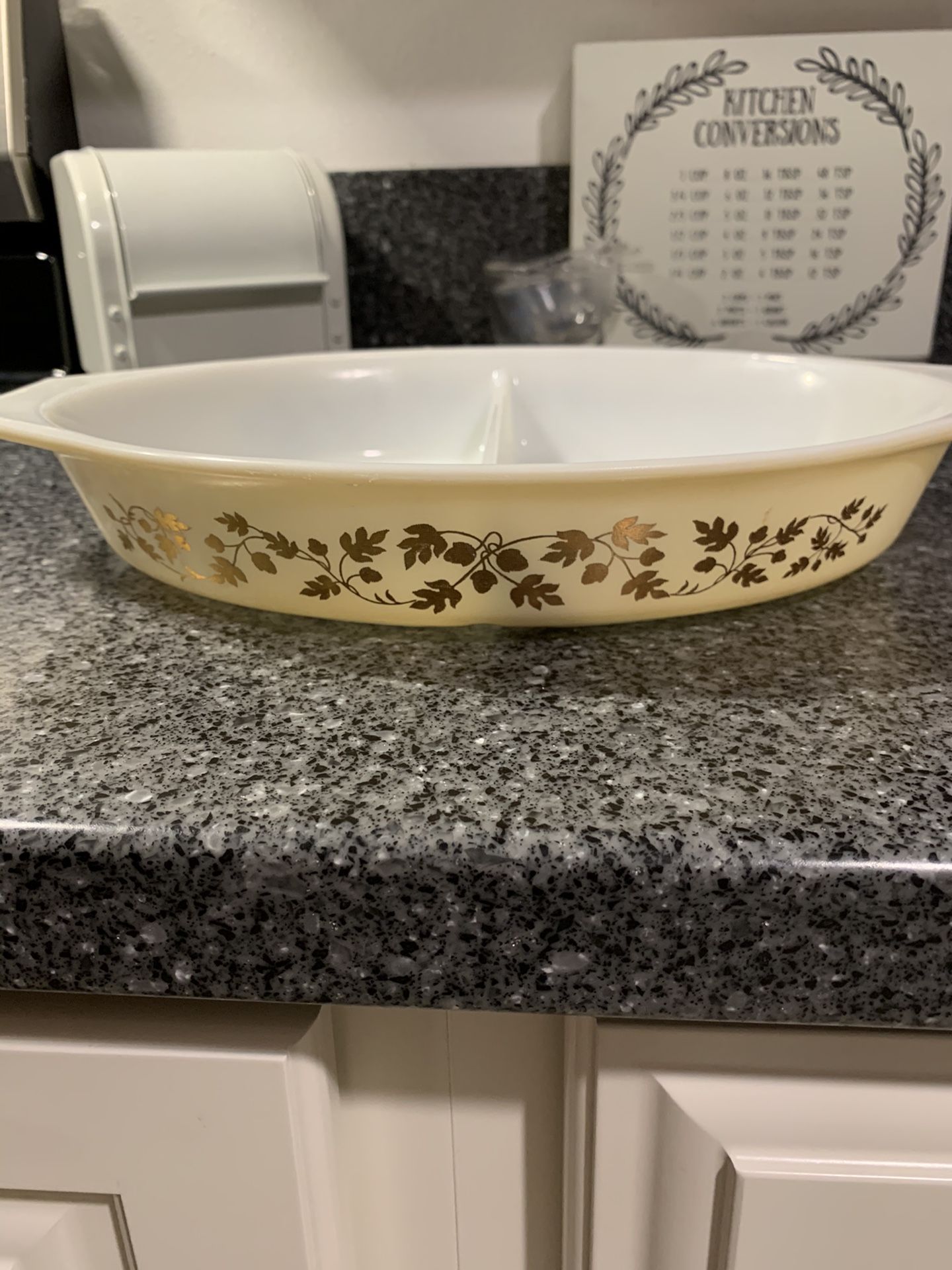 Vintage Golden Acorn Divided Pyrex 1 1/2 Quart