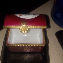 22    Caret  Gold   Vintage   Chest