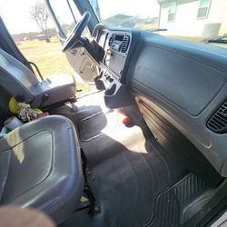 2007  freightliner  white