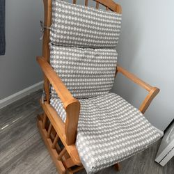 Wood Rocking Chair. Great Condition. 