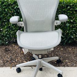 Herman Miller Aeron Size C posture fit fully loaded in Mineral color