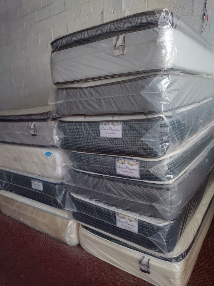 Tenemos todos los tamaños disponibles y entrega el mismo día cobramos extra por el delivery y paga en casa cuando recibes la mercancía Stack of new ma