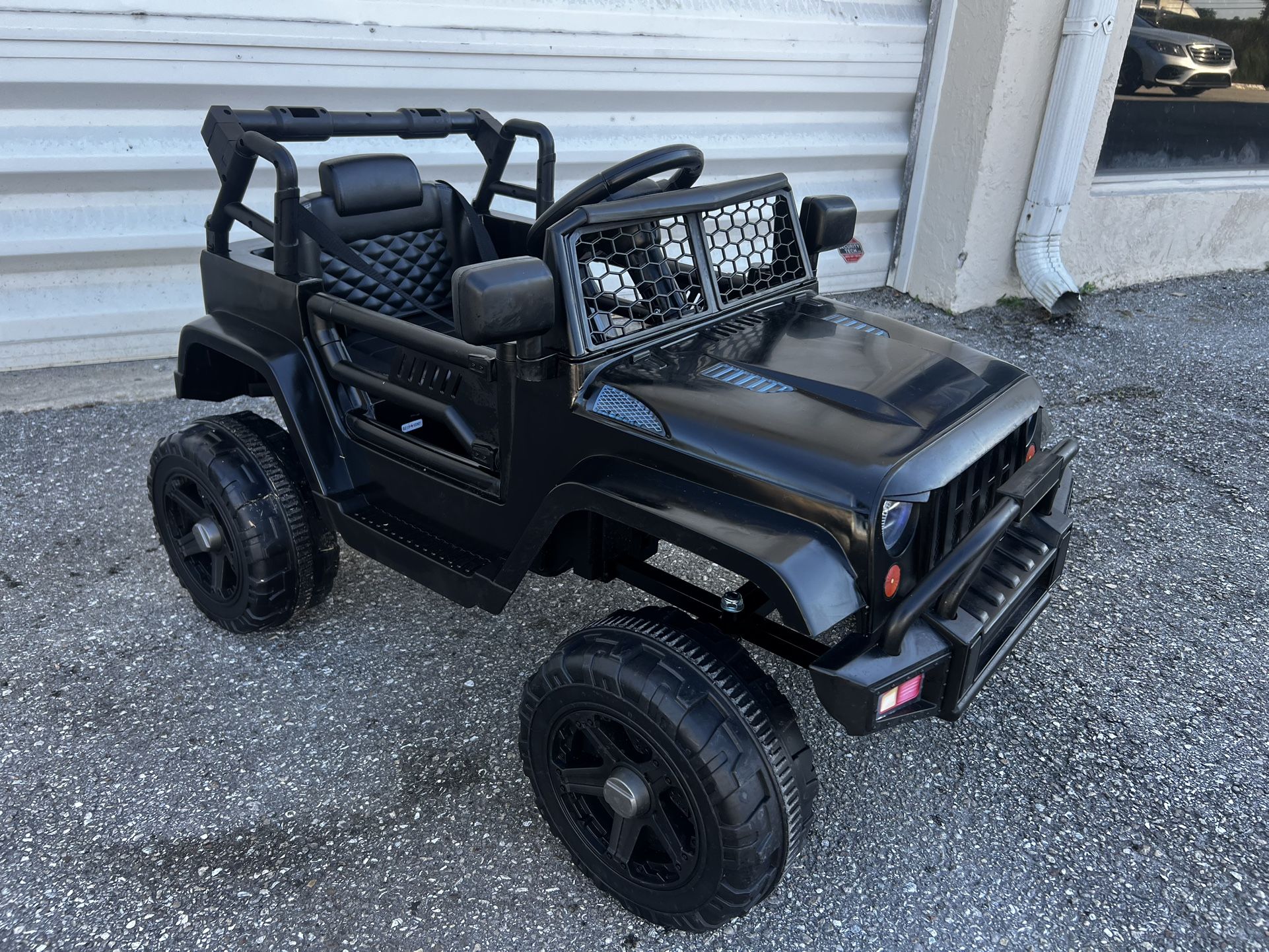 12V Black Jeep Kid’s Battery Powered Car! Works great! New Battery and New Charger included. 