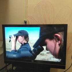 HP High Definition LCD Television 42 Inch With Dolby Digital Sound Bar