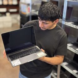 MacBook Pro 13” 2.8 i7 - 16GB RAM - 512SSD