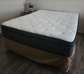 Queen size bed, box spring and metal frame set. Bed ruffle not included.80in L, 60in W, 12in H