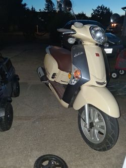 Kymco Like 200i retro-styled scooter