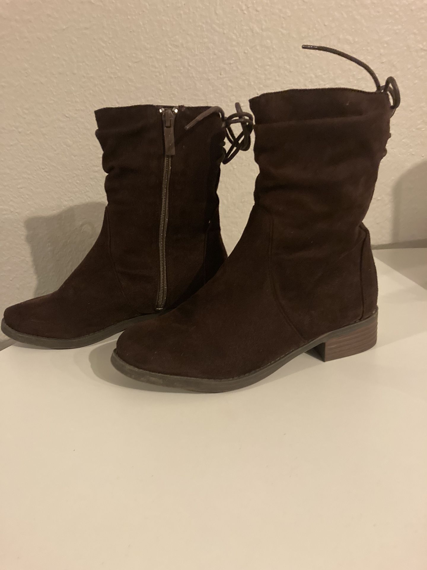  women boots   size  61/2   Brown color 