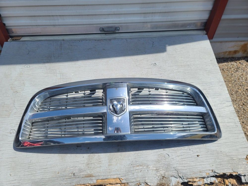 Vendo parrilla de dodge ram 1500 cromada oem 2009 hasta la 2012