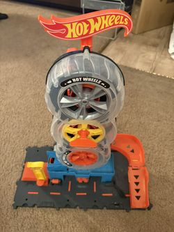Hot Wheels Twist Tire Shop