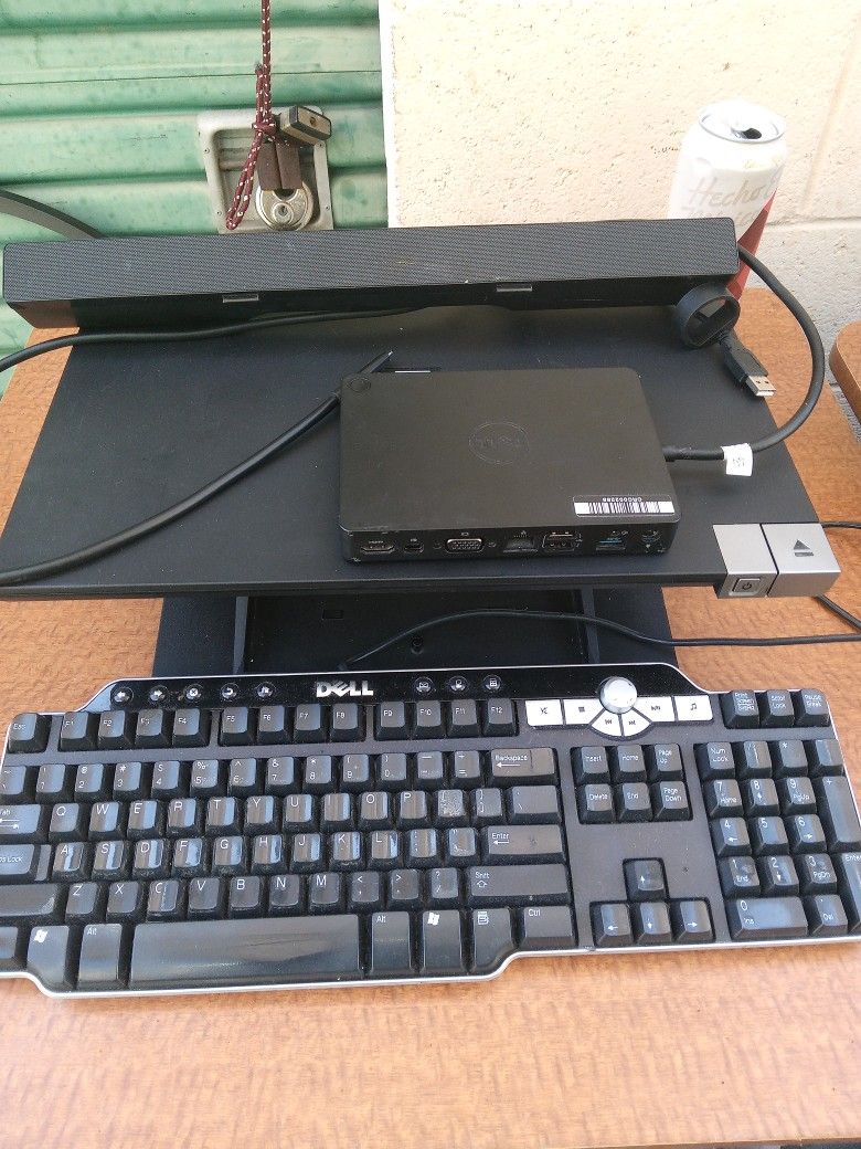 Dell Bundle. Keyboard - LCD Stand - Speaker - Dock Station