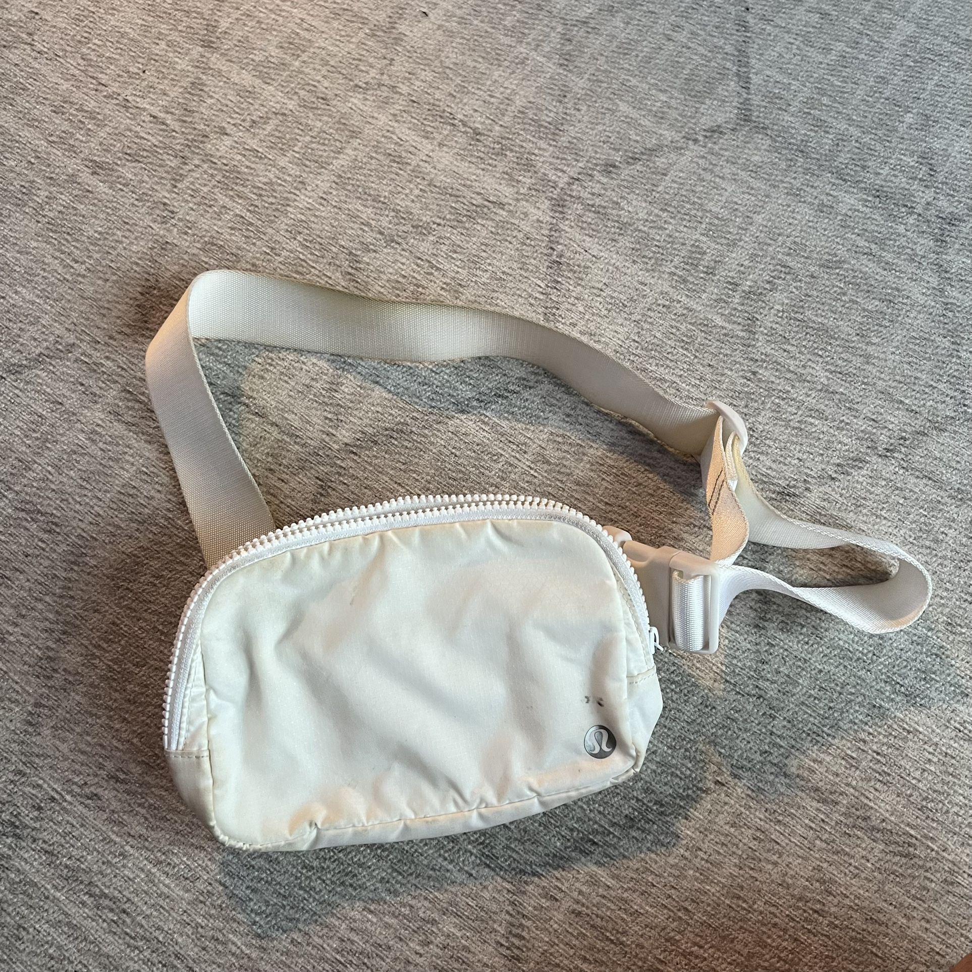 Lululemon Athletica Women’s White Athletic Running Fanny Pack Waist Belt Bag