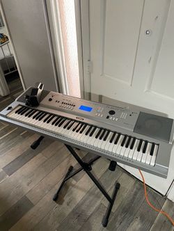 Yamaha Portable Grand Piano DGX-230 Piano Electronic Keyboard 76 Keys Clean