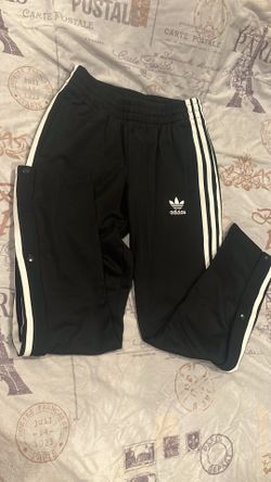 Cintura elástica. * Tela deportiva tipo tricot/poliéster. * Estilo casual/deportivo para uso diario.