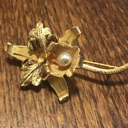18k Gold Cattleya Orchid  brooch with  pearl accent 2.65 g