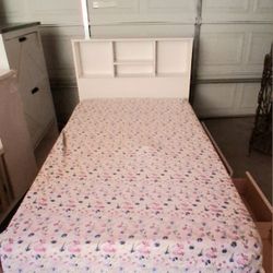 Beautiful White Twin Bed Set w/ Storage + Mattress – 
Beautiful white twin bed set with headboard and built-in shelf for extra storage.
Includes 2 ind