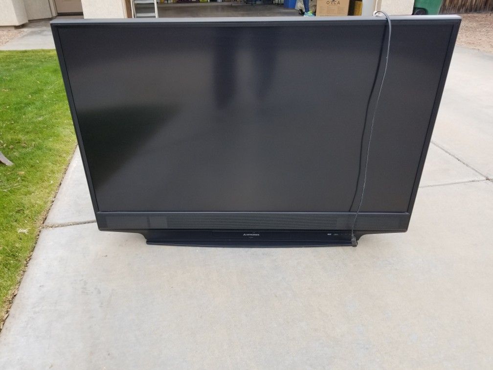 MITSUBISHI 57 INCH REAR PROJECTION TV