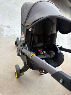 Black DOONA stroller car seat with cover and base