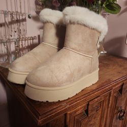 Fur boots with bow