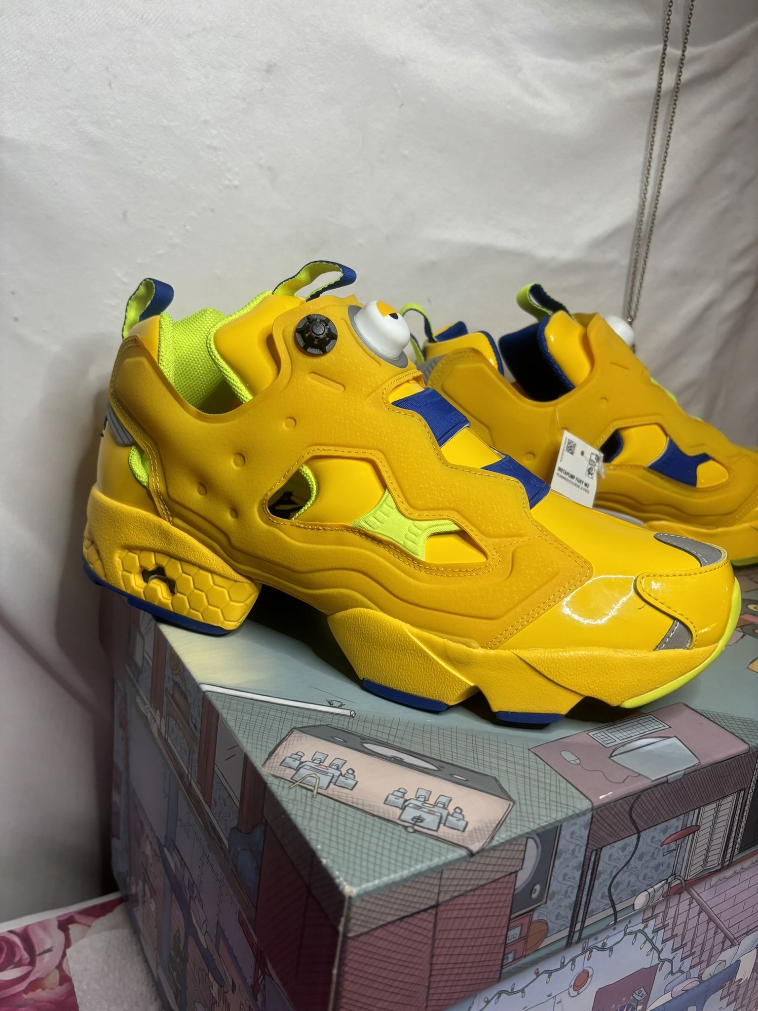 Men’s Size 10.5 Reebok Instapump Fury Minions Shoes 