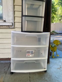 2 plastic drawers