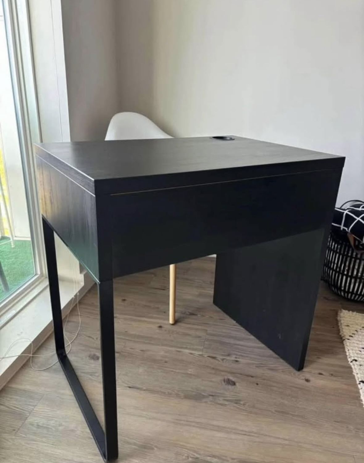 Black desk good condition (used)