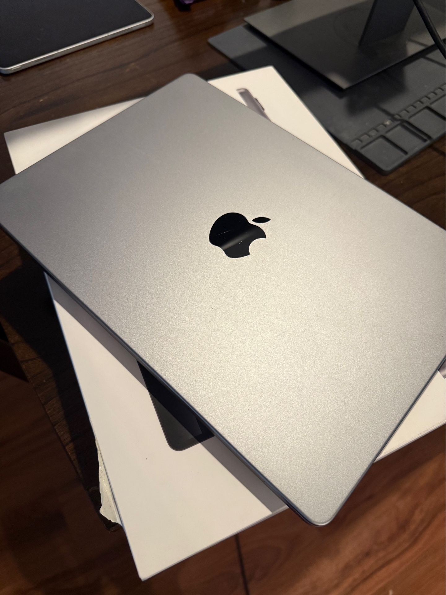 New Apple Intelligence M3 14” MacBook Touch Id
