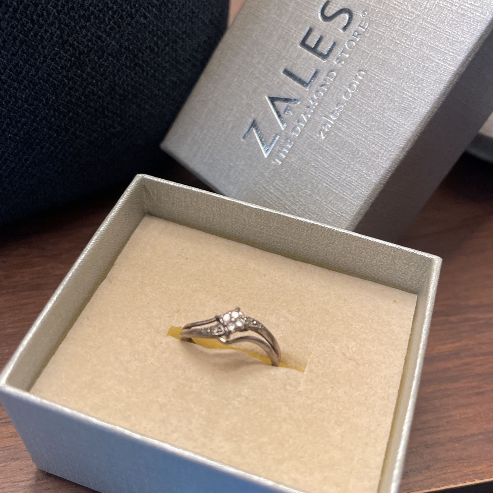 ZALES THE DIAMOND STORE RING W/ DIAMONDS for Sale in Montebello, CA OfferUp