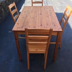 Very Good Condition Hardwood Table With 4 Chairs 