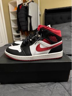 Men’s Jordan 1 Mids Size 9.5