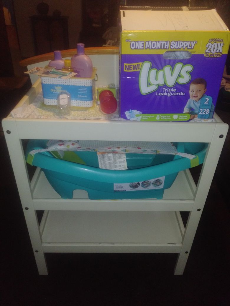 DIAPER CHANGING TABLE. BABY BATH