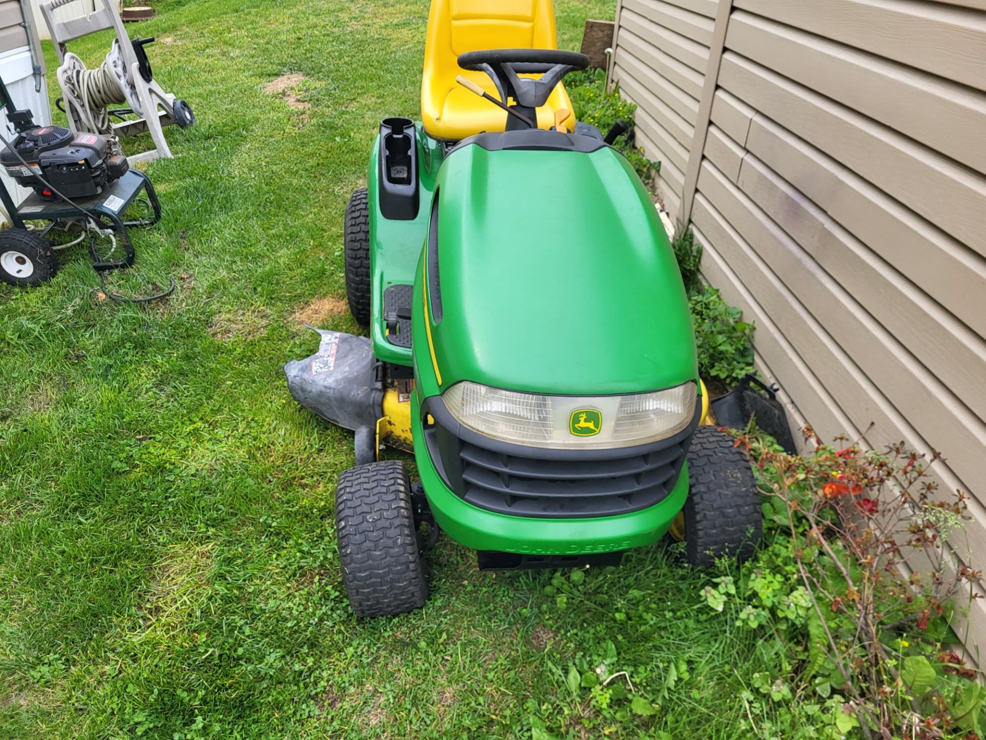 LA110 John Deere 42-in cut in great condition this is not a Lowe's model this is from John Deere Smith implements