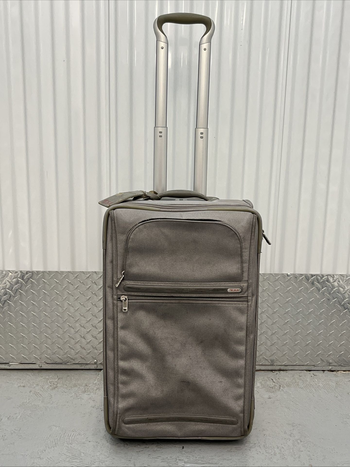 TUMI Frequent Traveler 22" Upright Carry-On Suitcase Luggage Silver Gray 22022S4