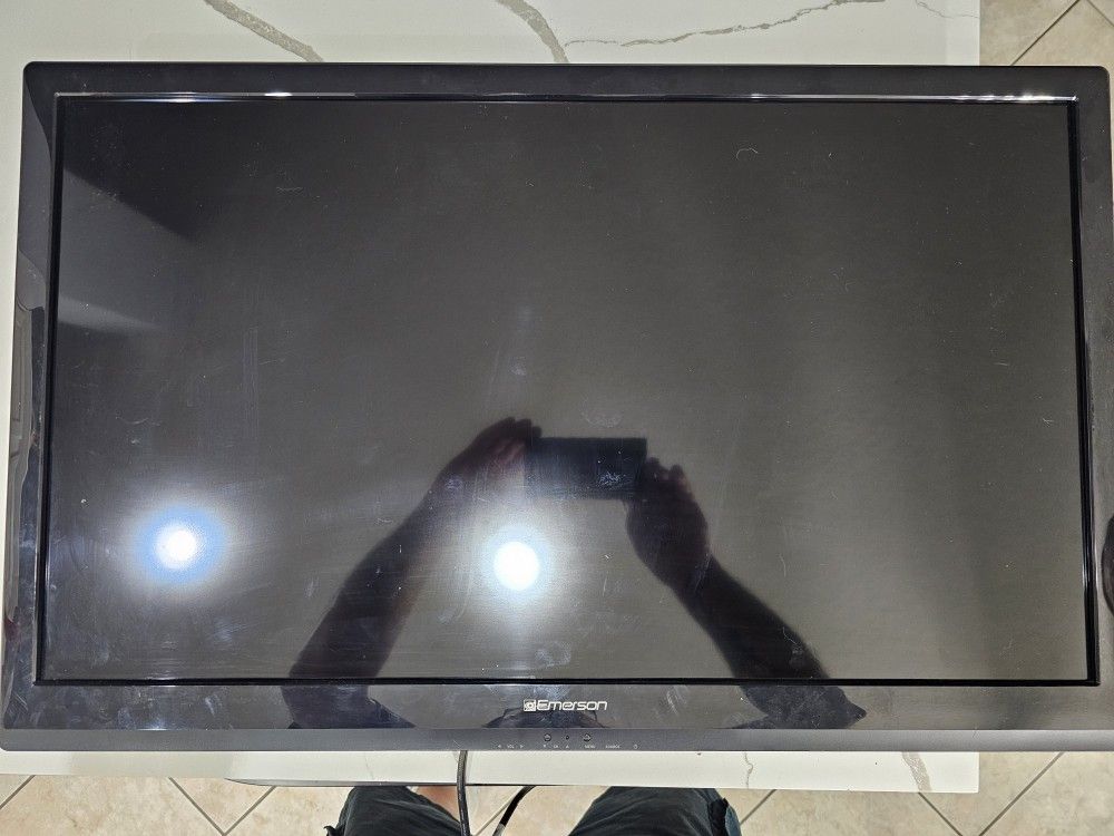 32 Inch Emerson TV